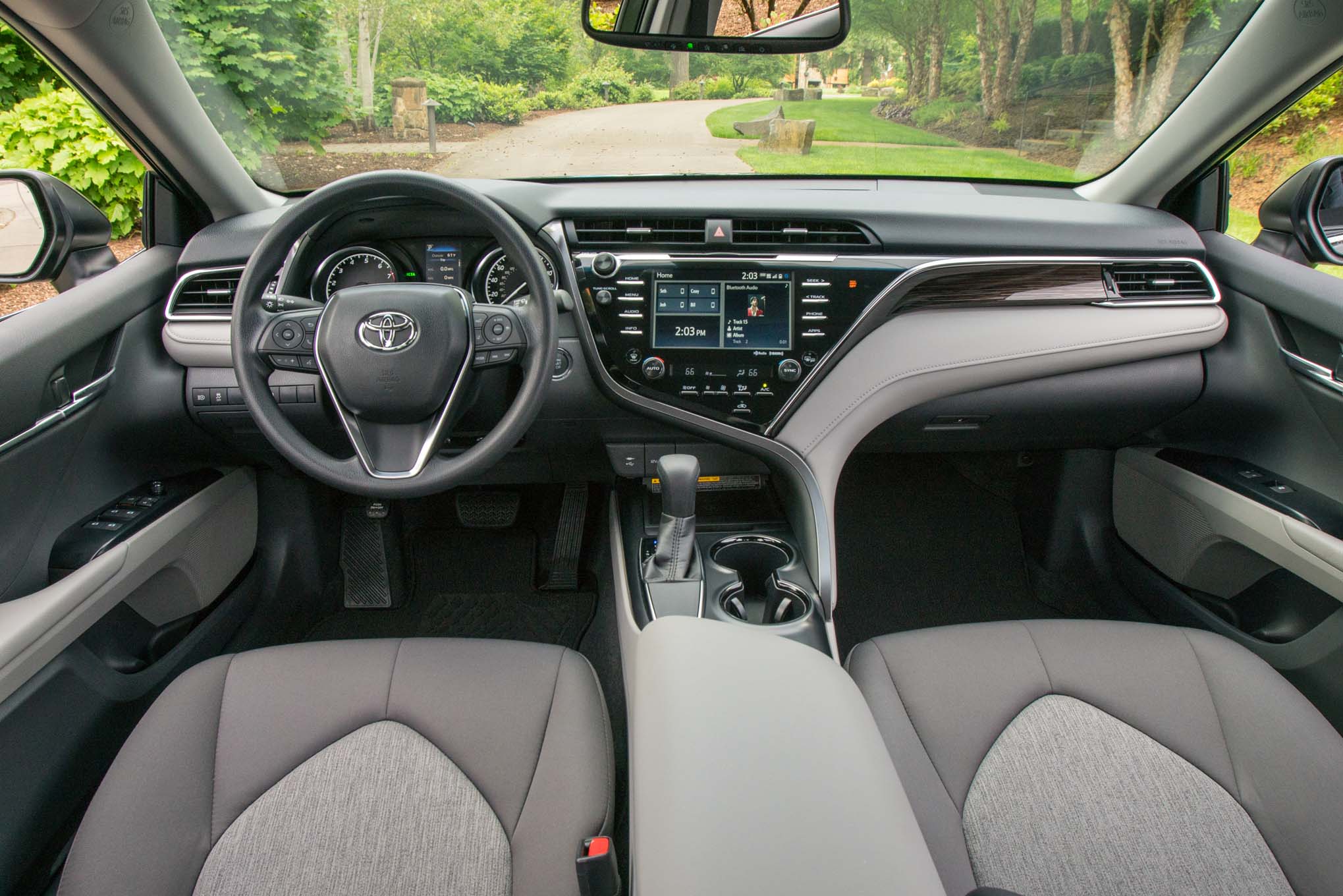 2018 Toyota Camry LE interior Motor Trend en Español