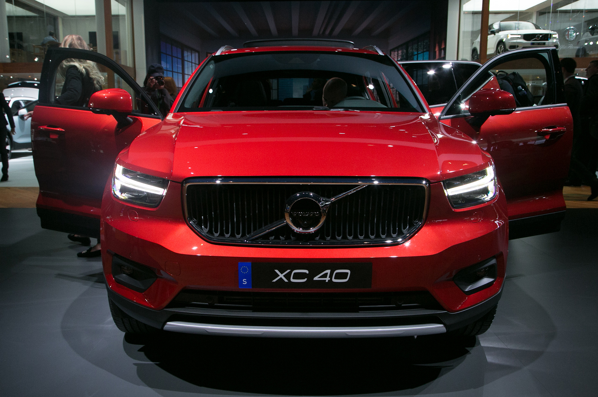 2018 Volvo XC40 front view doors open - Motor Trend en Español