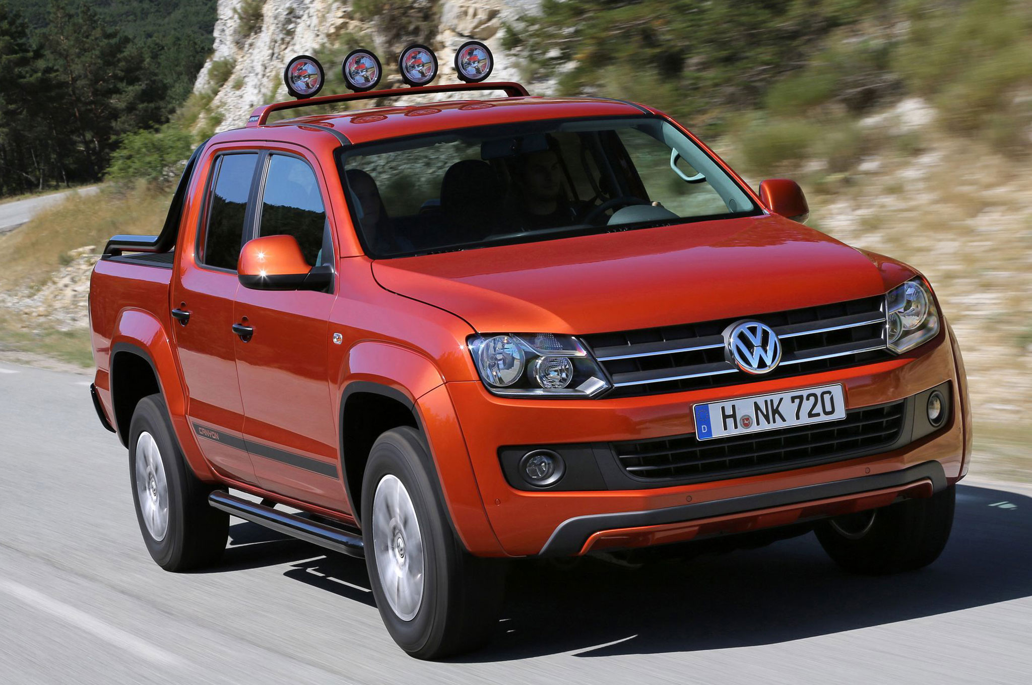2014 Volkswagen Amarok Review 2014 Volkswagen Amarok Canyon front three quarter view in motion 5