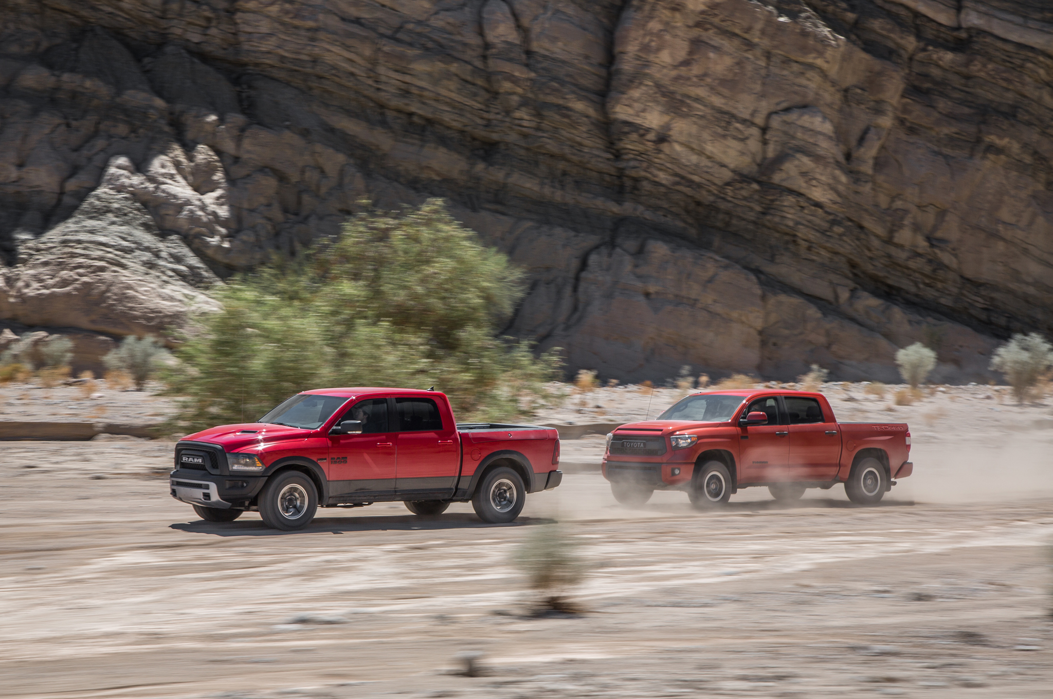 Ram 1500 Rebel 4x4 Hemi 2015 vs. Toyota Tundra TRD Pro 2015