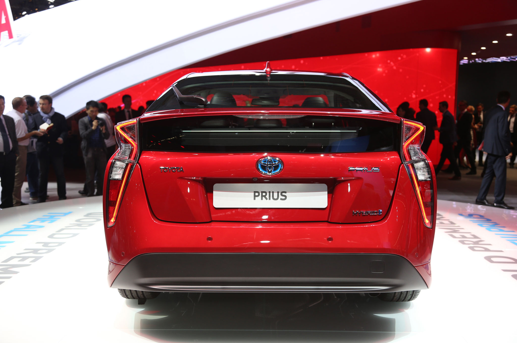 Toyota Prius Rear End Motor Trend En Español