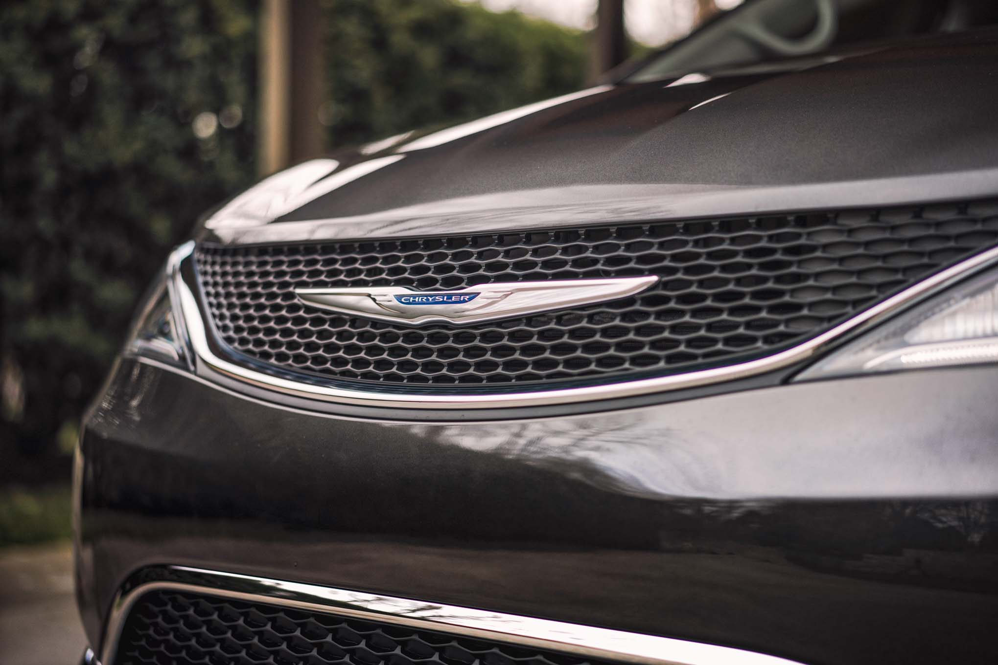 2017 Chrysler Pacifica Grille Badge Motor Trend En Español 2017 Chrysler Pacifica Grille Badge