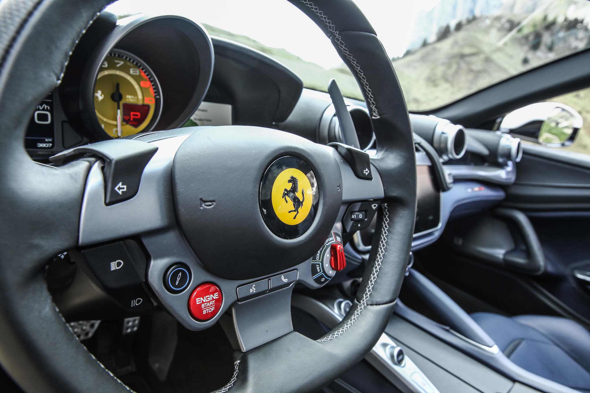 2017 Ferrari GTC4Lusso steering wheel Motor Trend en Español