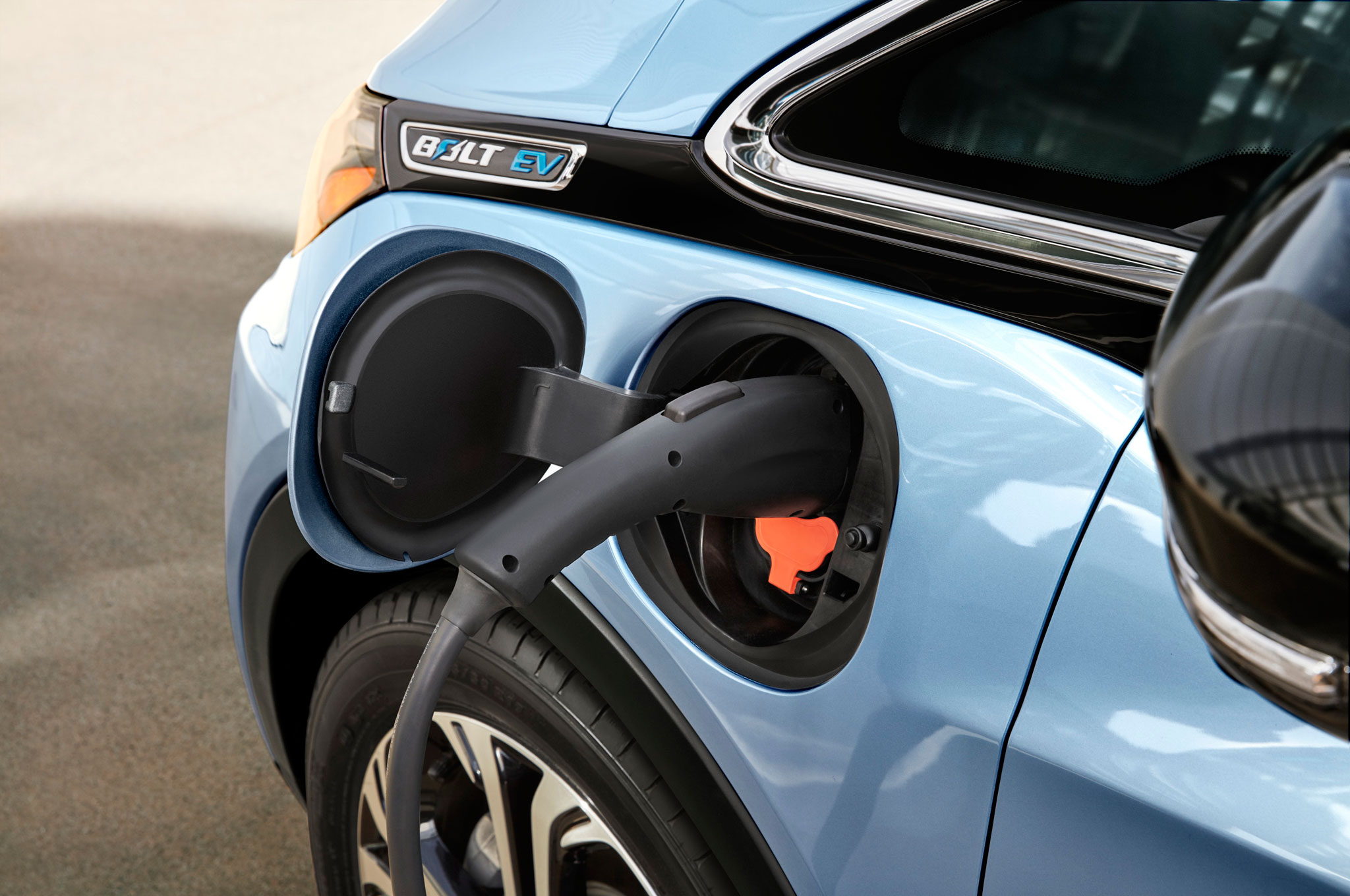 2017 Chevrolet Bolt Ev Badge And Charger Motor Trend En Español