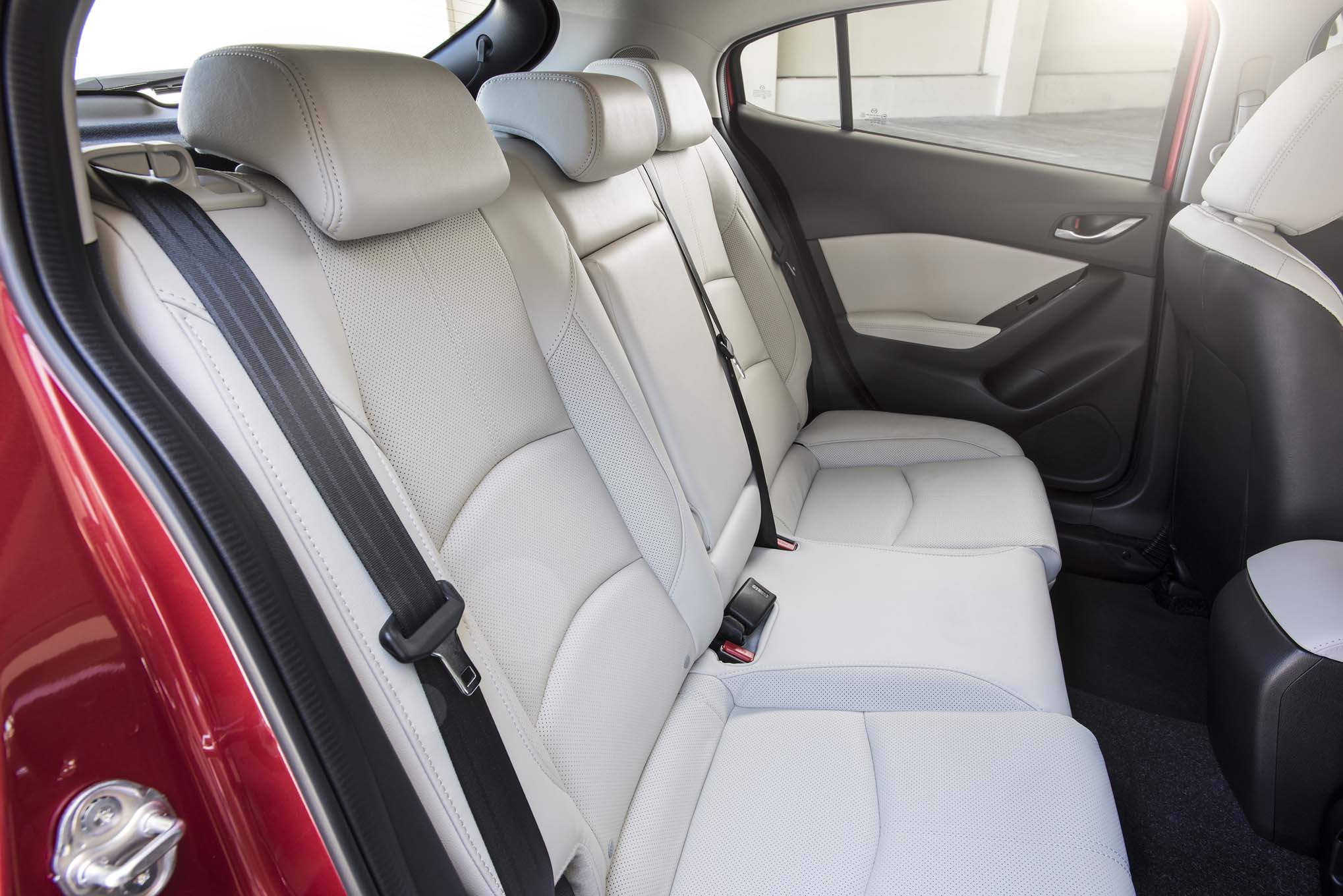 2017Mazda3rearinteriorseats Motor Trend en Español