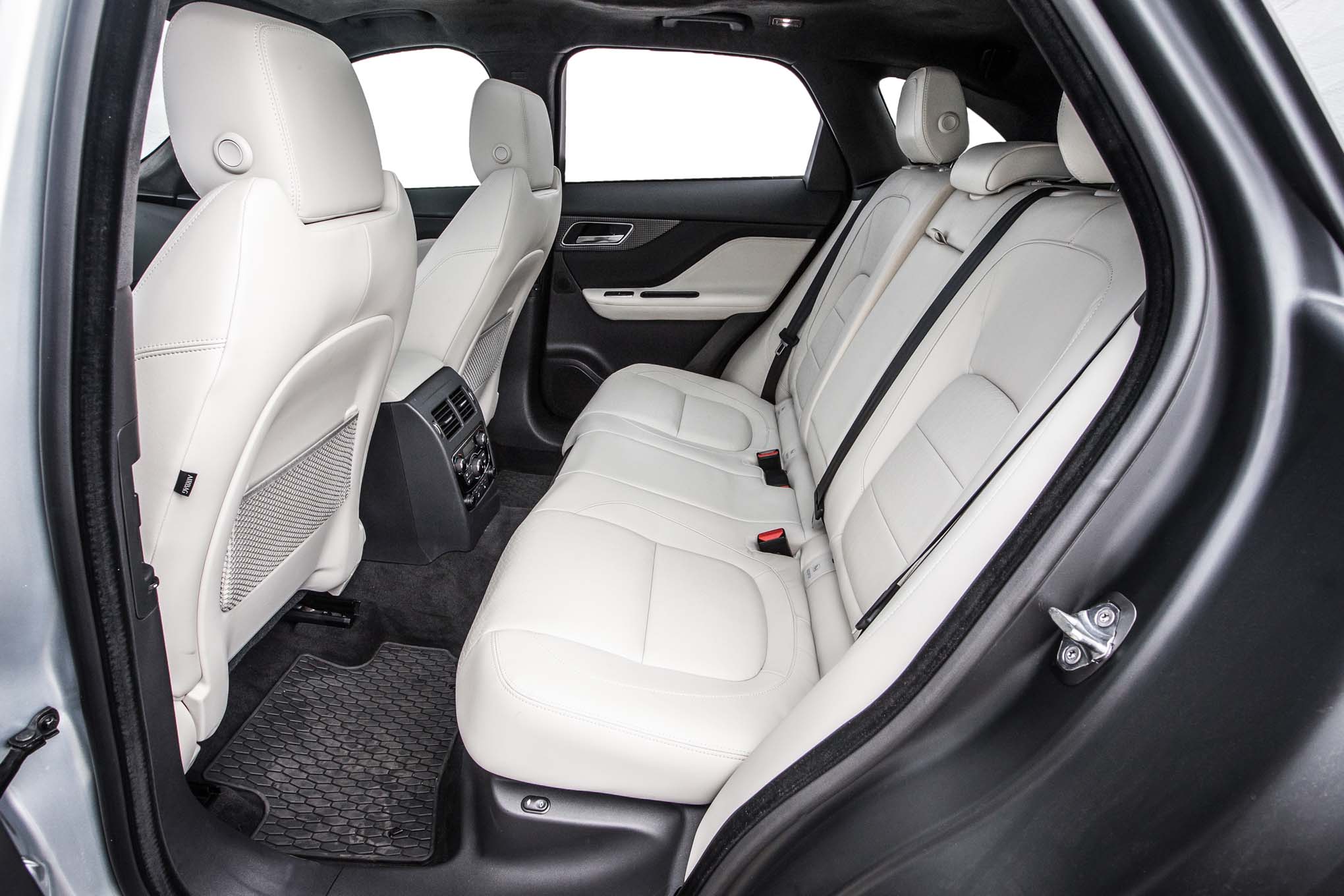 2017JaguarFPaceSAWDrearinteriorseats177 Motor Trend en Español