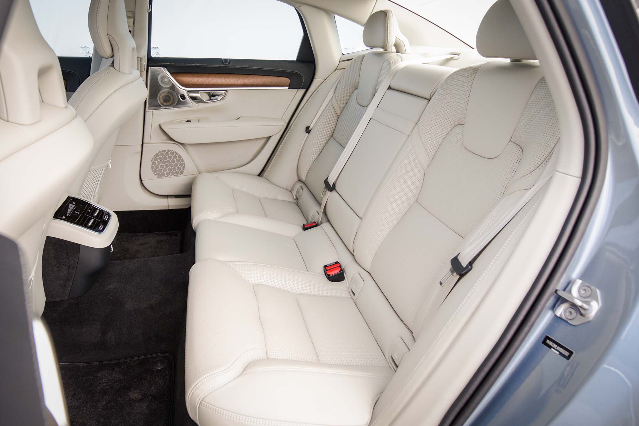 2017VolvoS90T6AWDInscriptionrearinteriorseats75 Motor Trend