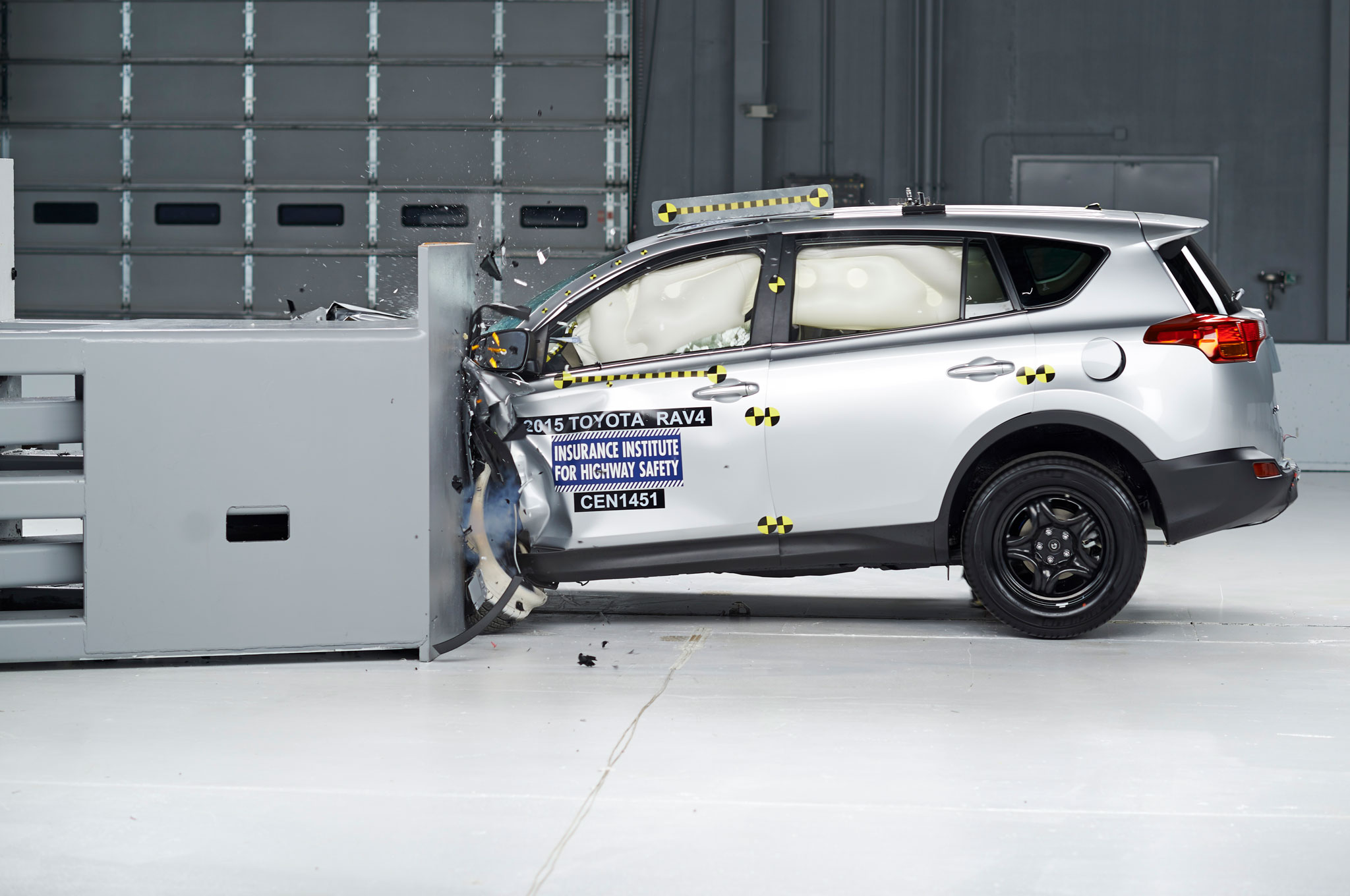 Honda Cr V 2017 Vs Toyota Rav4 Cuál Crossover Tiene Más 2017 Toyota Rav4 In Iihs Testing
