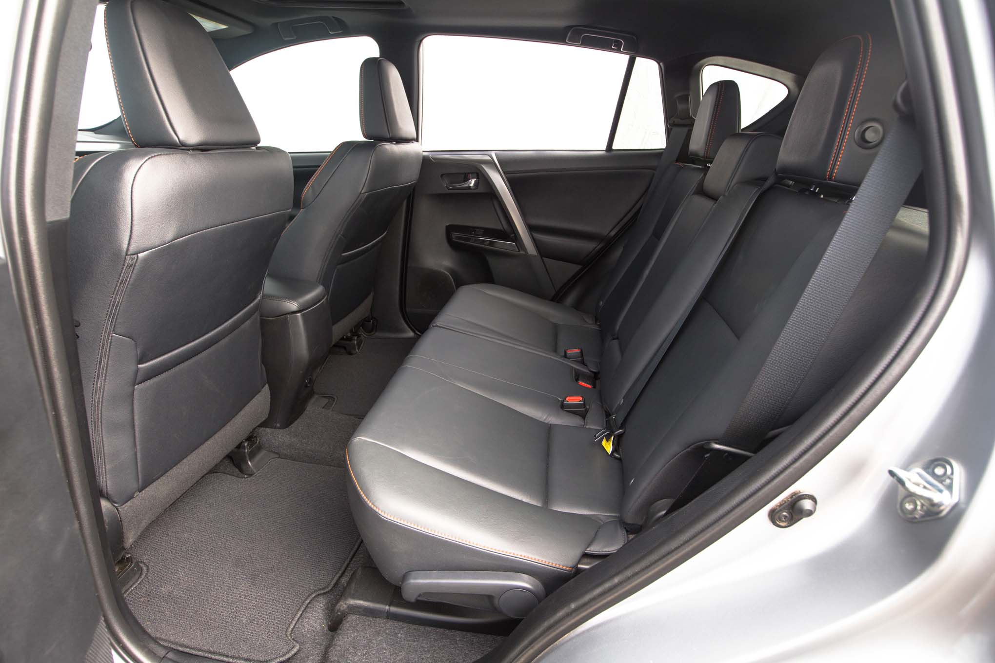 Honda Cr V 2017 Vs Toyota Rav4 Cuál Crossover Tiene Más 2016 Toyota Rav4 Se Rear Interior Seats