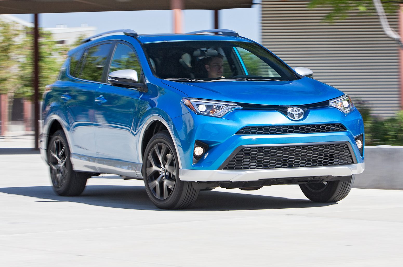 Honda Cr V 2017 Vs Toyota Rav4 Cuál Crossover Tiene Más 2016 Toyota Rav4 Se Awd Front Three Quarter In Motion