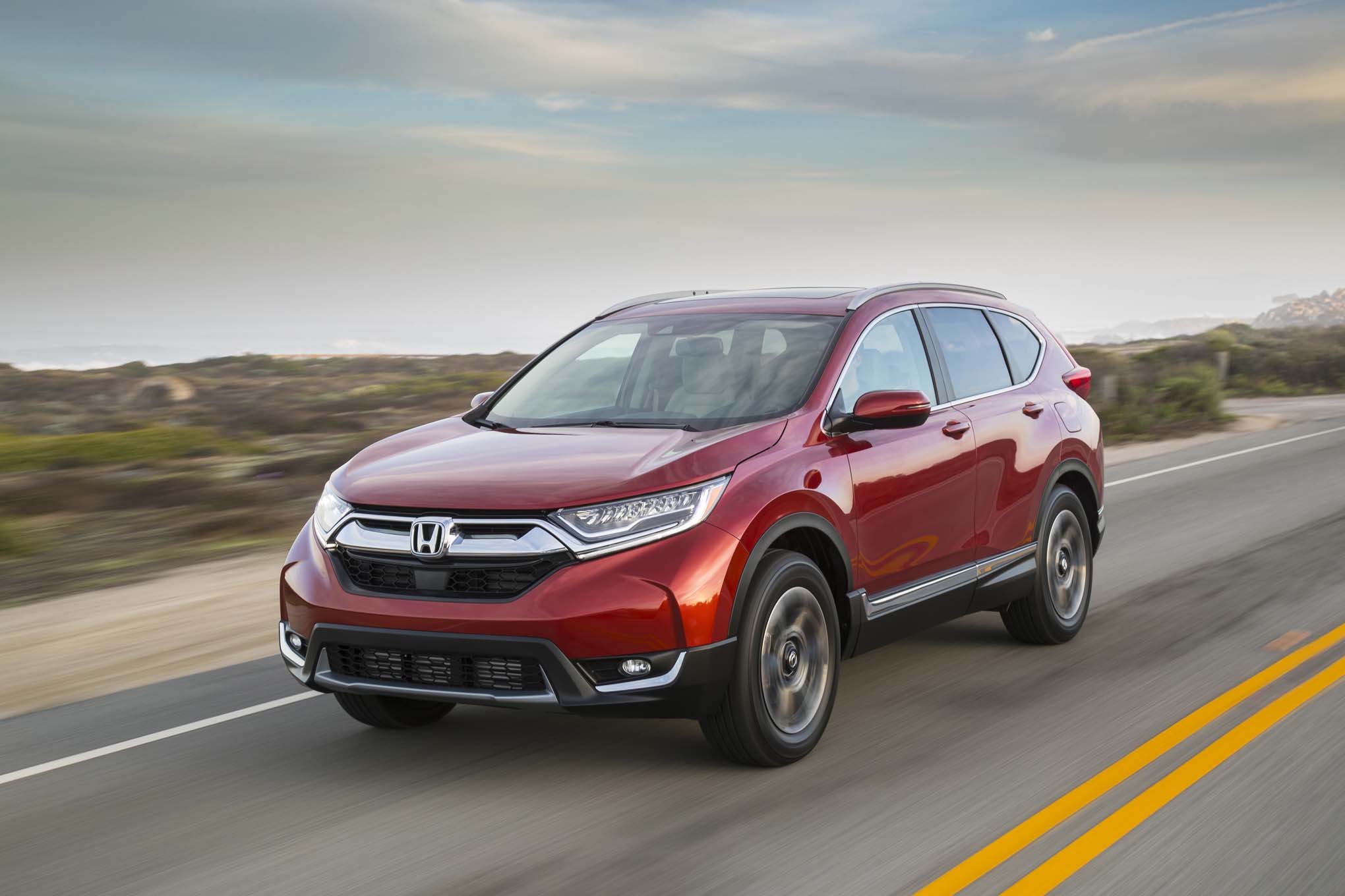 Honda Cr V 2017 Vs Toyota Rav4 Cuál Crossover Tiene Más 2017 Honda Cr V Front Three Quarter In Motion 02