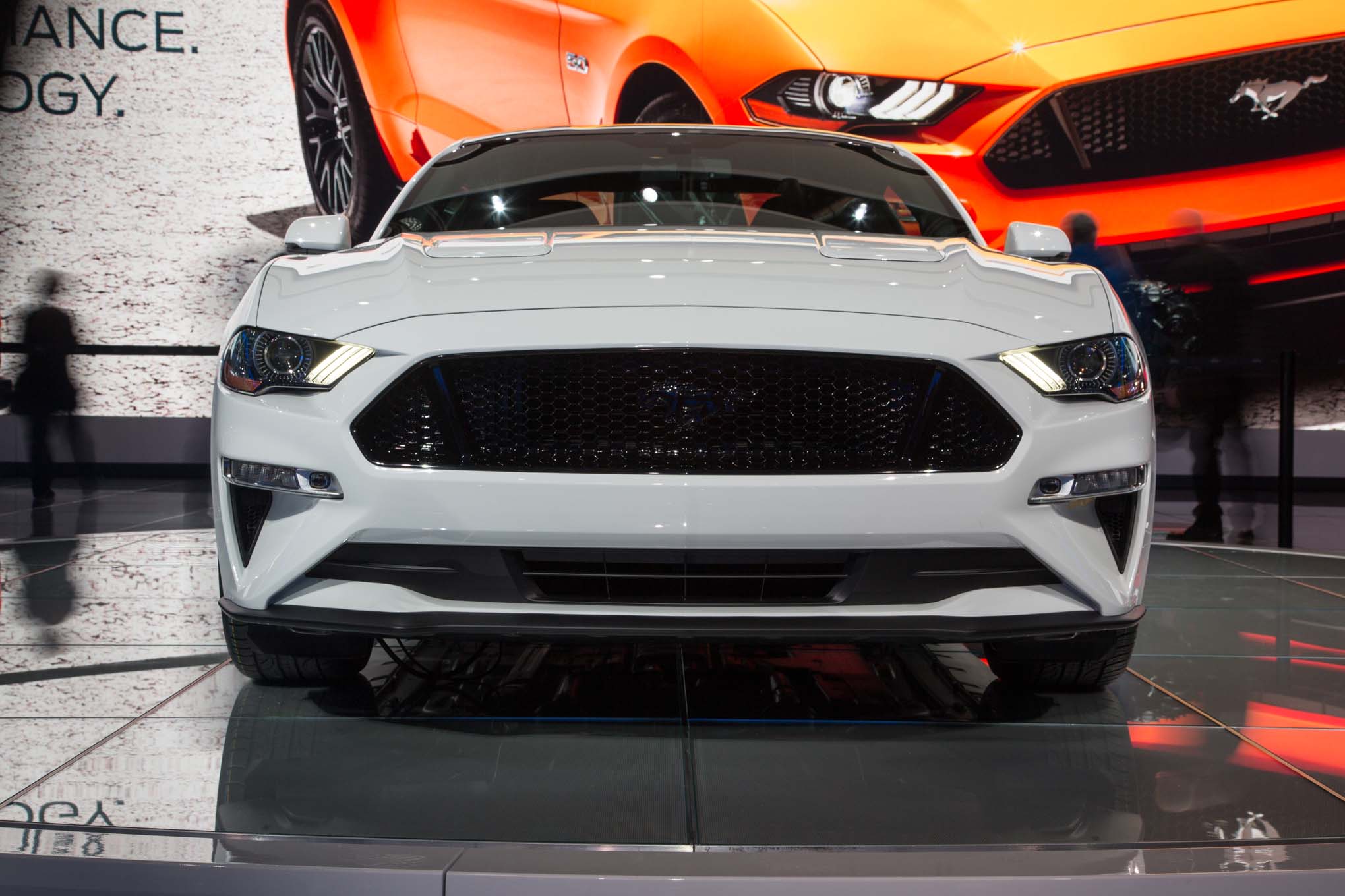 2018 Ford Mustang Gt Front End 02 Motor Trend En Español 2018 Ford Mustang Gt Front End 02