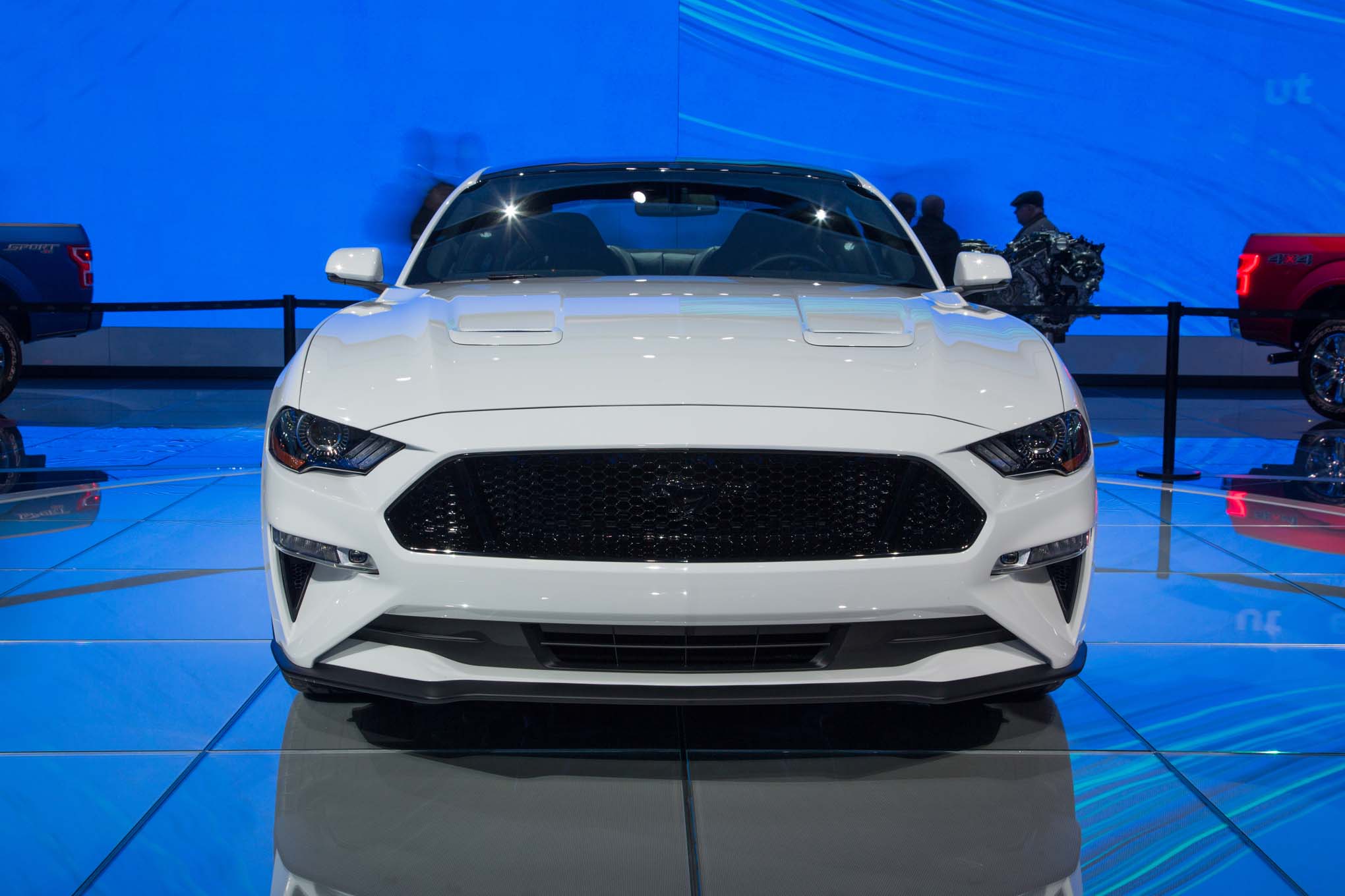 2018 Ford Mustang Gt Front End Motor Trend En Español 2018 Ford Mustang Gt Front End