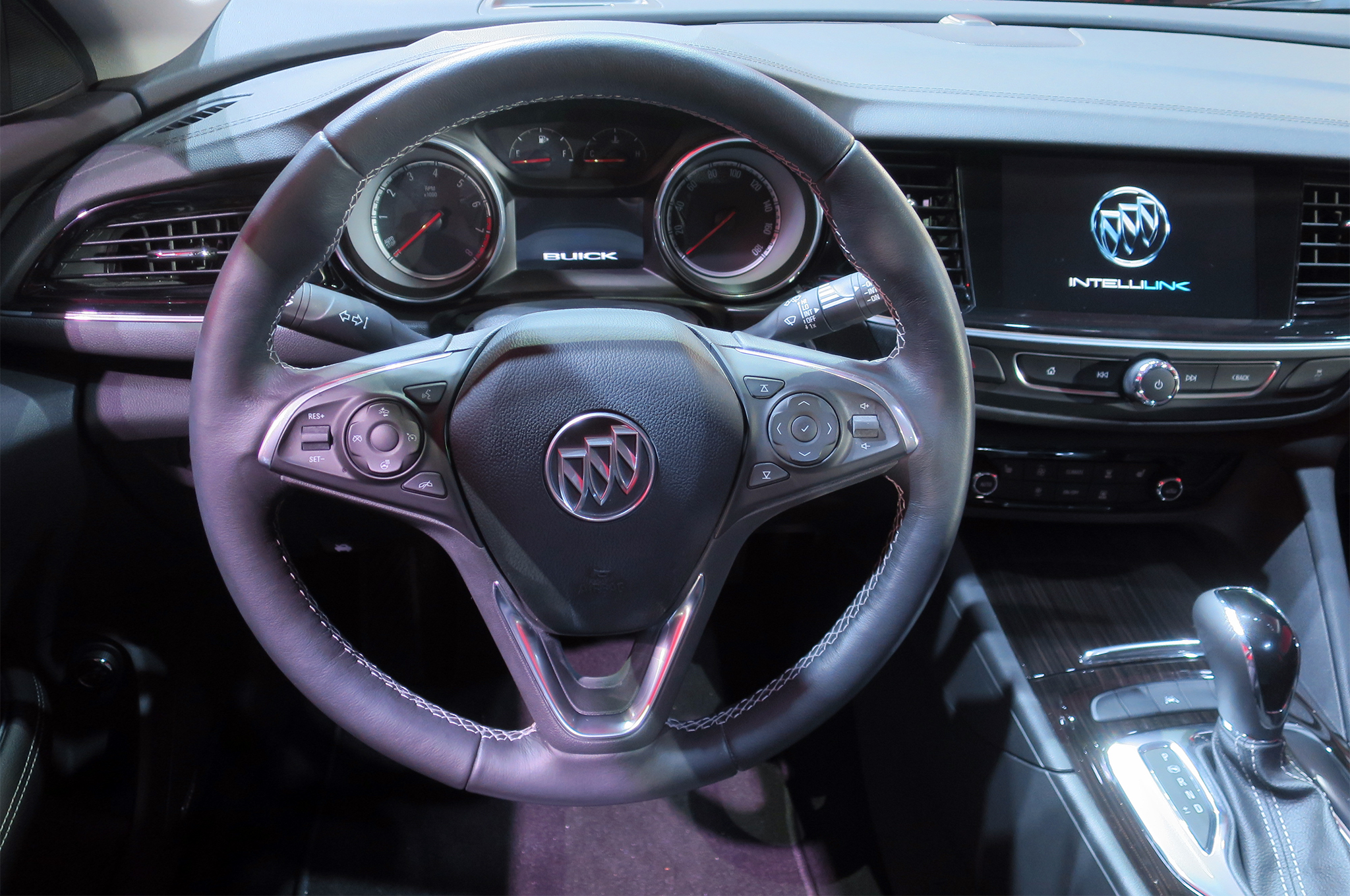 2018BuickRegalTourXsteeringwheel1 Motor Trend en Español