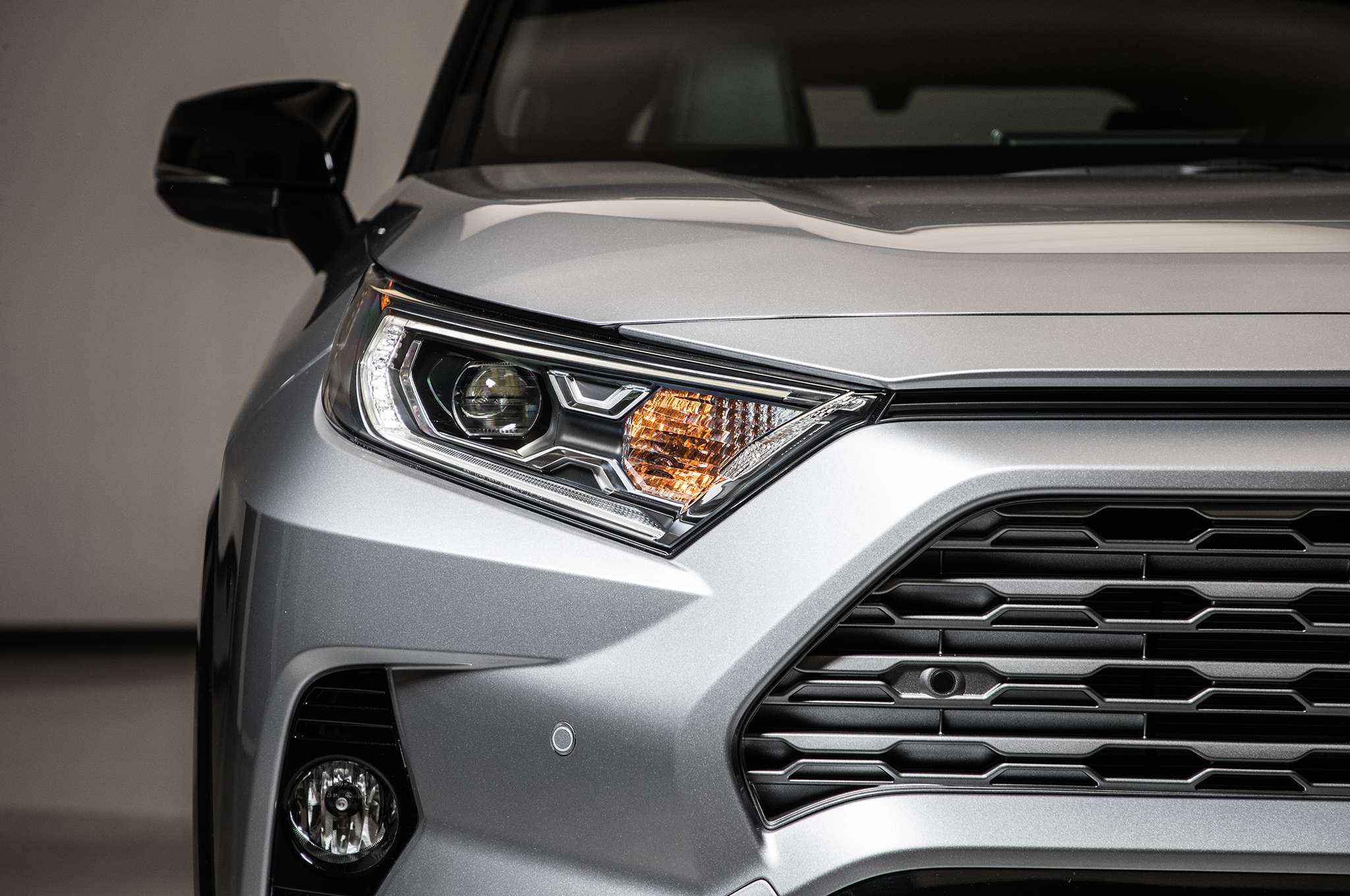 2019 Toyota RAV4 Hybrid headlight Motor Trend en Español
