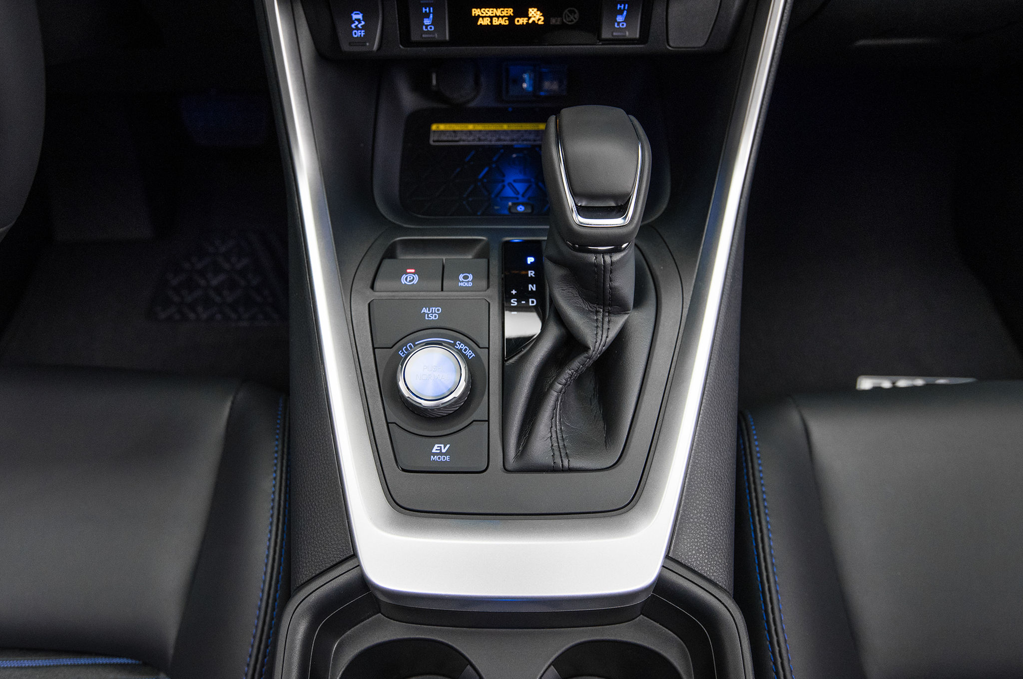 2019 Toyota Rav4 Hybrid Shifter And Center Console Motor Trend En 27 Marzo 2018 Erika Pizano