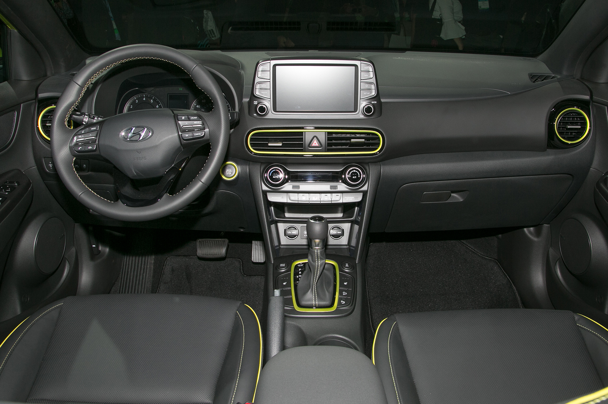 2018 Hyundai Kona dashboard Motor Trend en Español