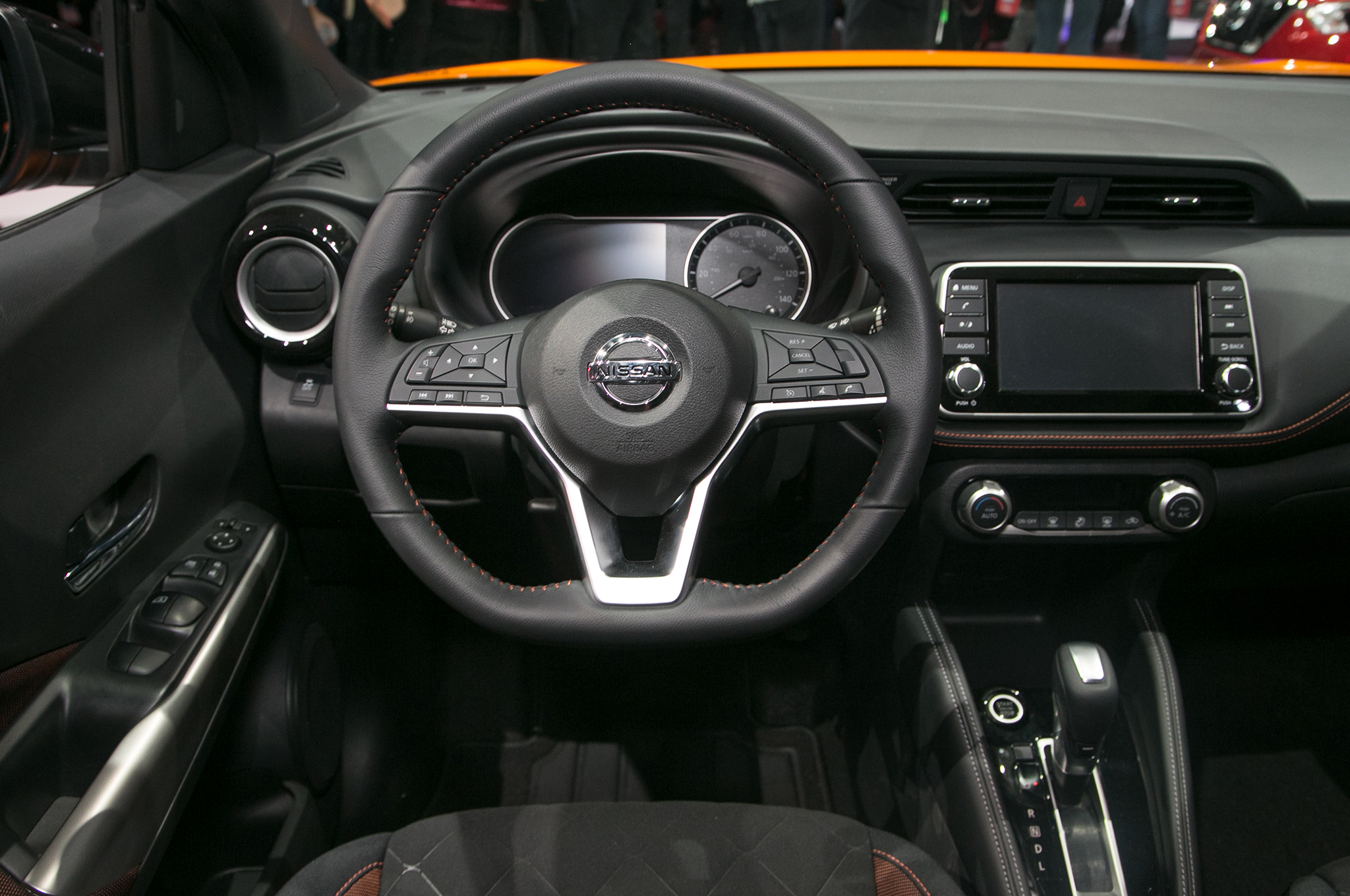 2018 Nissan Kicks steering wheel 1 Motor Trend en Español