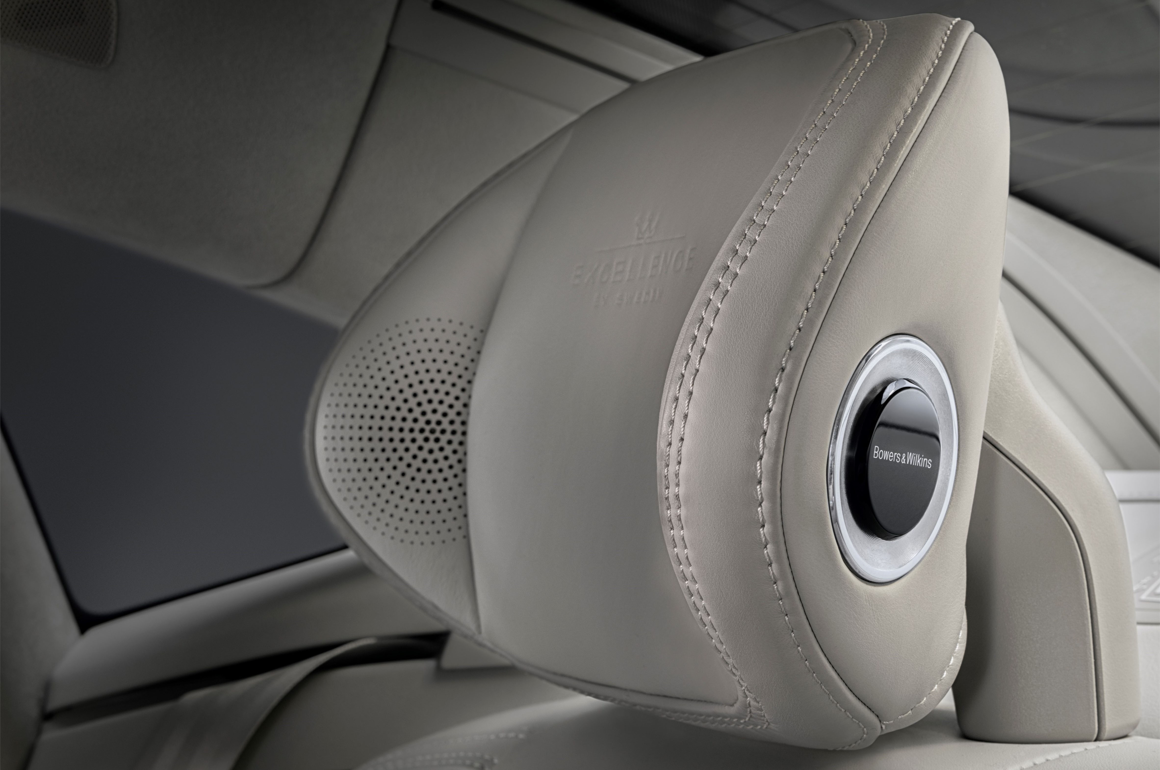 Volvo S90 Ambience Concept headrest with speaker Motor Trend en Español